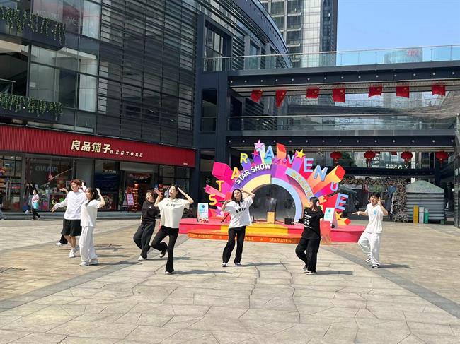 在星光大道电影文化艺术街区，音乐公司流行教研室、声乐教研室和街舞社共同打造“流行星空”1.jpg