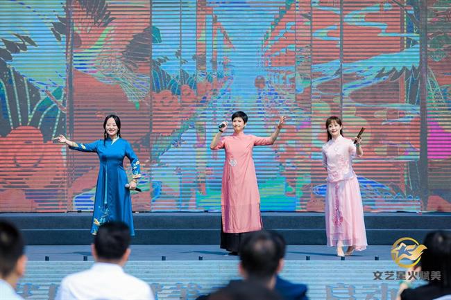 在西湖文化广场，教师张聿、耿绿洁、郑佳艳表演越剧、昆曲、京剧联唱.jpg