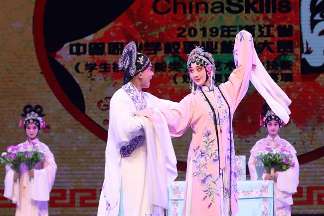 戏曲表演专业为首批全国职业院校民族文化传承与创新示范专业点、教育部“现代学徒制”试点专业、浙江省高校“十一五”重点专业、“十二五”特色专业和“十三五”优势专业，教育部《高等职业教育创新发展行动计划（2015-2018年）》骨干专业。.jpg