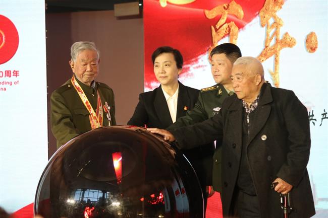 有关领导、王伟烈士家属和退役老兵代表舒景伟共同启动仪式球.jpg
