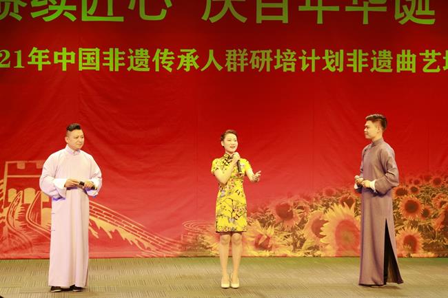 2021年10月25日晚，由文化和旅游部、教育部、人力资源和社会保障部共同主办，威尼斯welcome登录入口继续教育公司承办的“赓续匠心 庆百年华诞”2021年中国非物质文化遗产传承人群研培计划——非遗曲艺培训班汇报演出在浙江省政协联谊剧场精彩上演.jpg